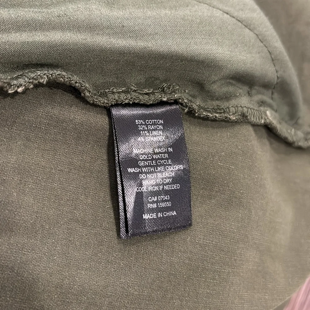 Nicole Miller Cargo Skirt Army Green Size 2 NWOT
(G3) - Picture 7 of 8